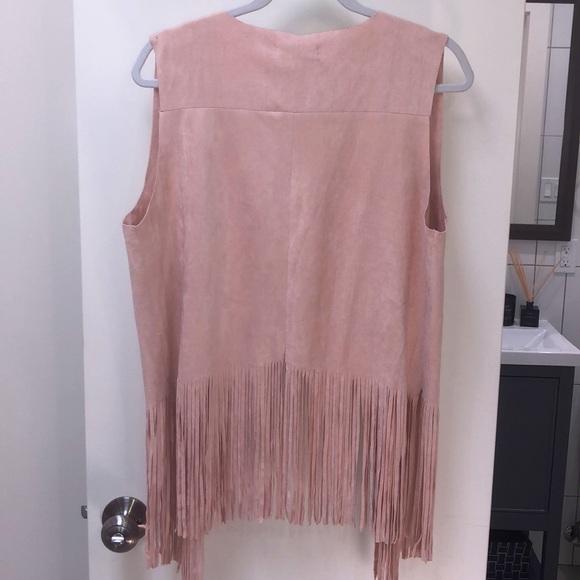 HOT PICK! 🔥 Jubylee blush fringe vest! BNWT*Size M/L comfortable versatile fit! - Picture 4 of 6
